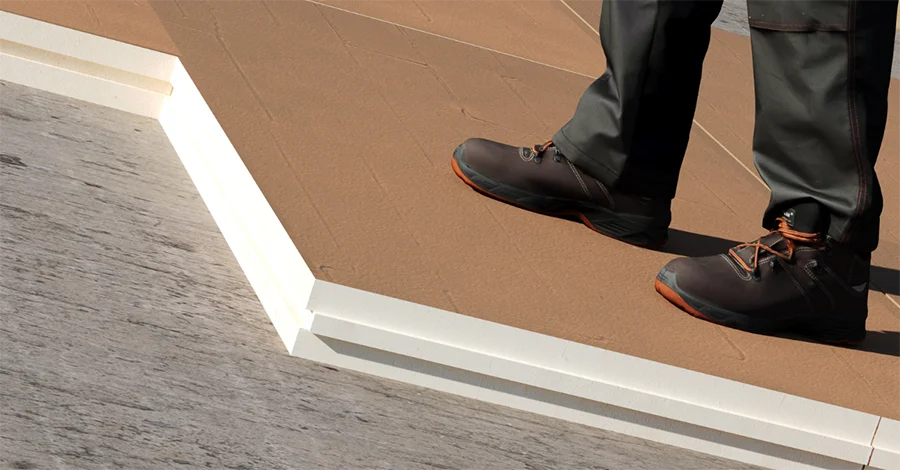 IKO Insulations innove avec son nouveau panneau d’isolation pour toitures inclinées : IKO enertherm ALU NF AS (Anti-Slip)