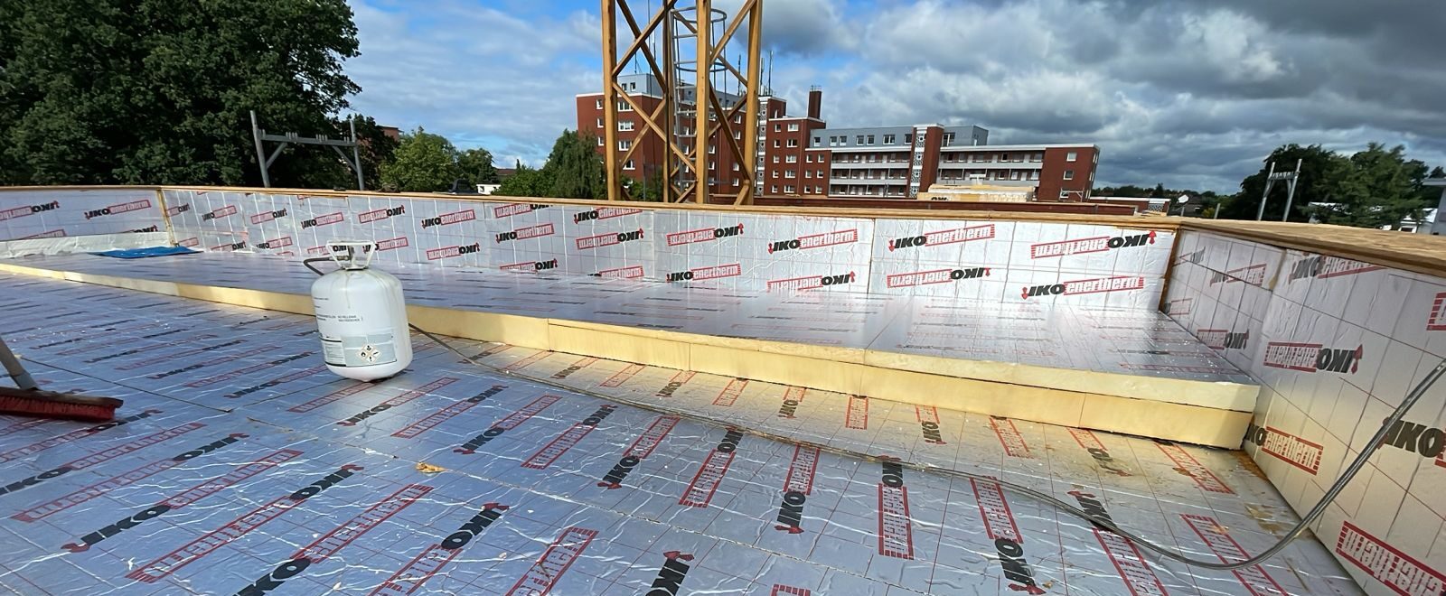 IKO erweitert PIR-Portfolio: neue enertherm Gefälledämmung „Made in Germany“